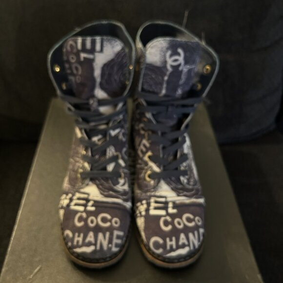 WOMEN 100% AUTHENTIC LACEUP PRINTED SUEDE CALFSKIN CHANEL WHITE/NAVY BLUE BOOTS - Picture 5 of 14